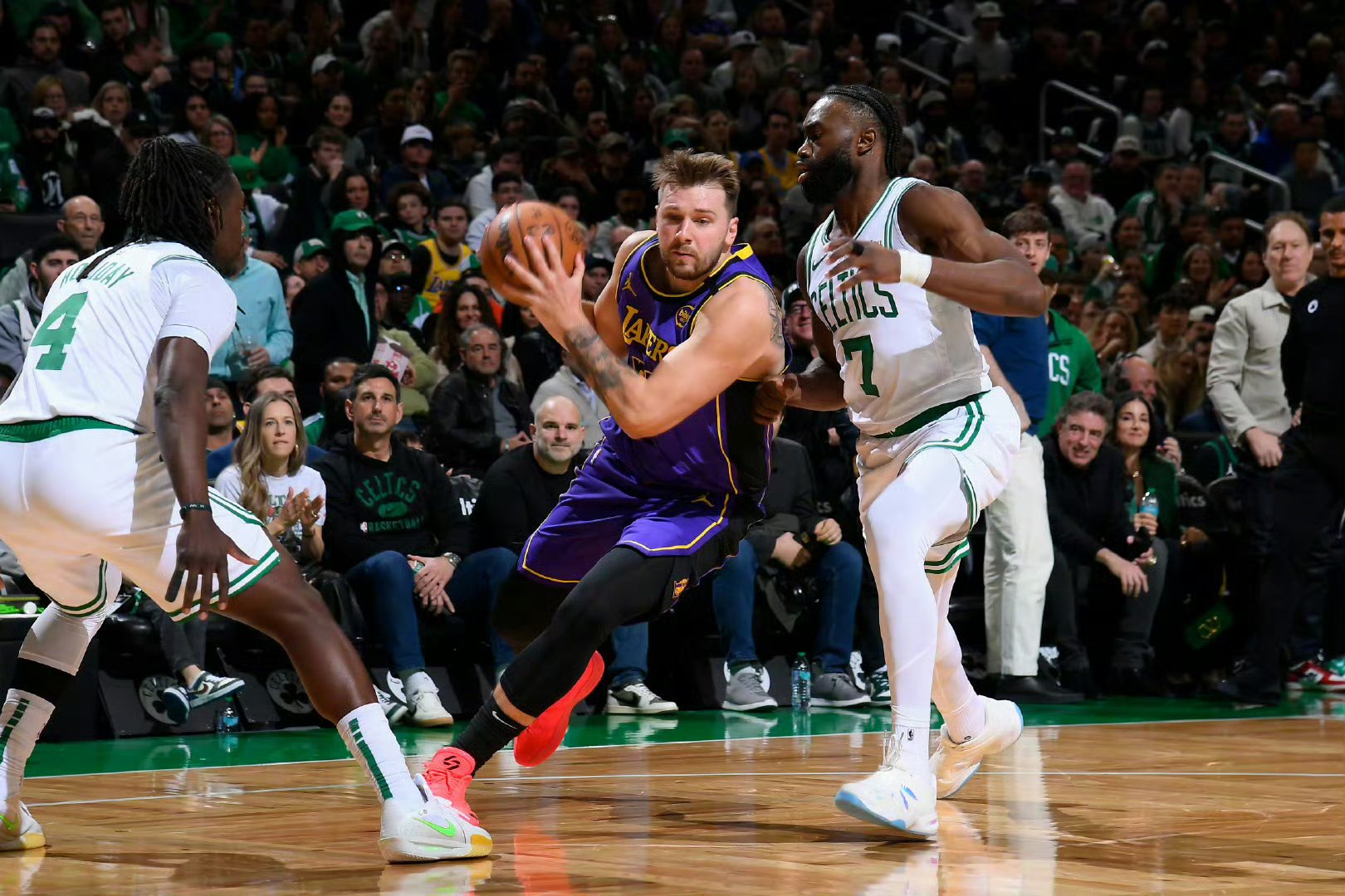 星空体育登陆首页包含塔图姆重返赛场，刷新纪录首场状态出色，湖人观众沸腾！再创辉煌时刻的词条