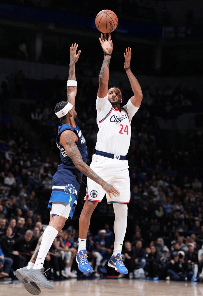 星空包含明尼苏达森林狼迎NBA常规赛关键赛，加时末段篮板制胜，震撼外界，训练强度明显提升的词条